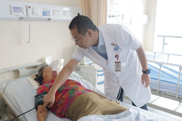 德益配资 骨科专家彭超：妙手让瘫痪者重获新生丨中国医师节